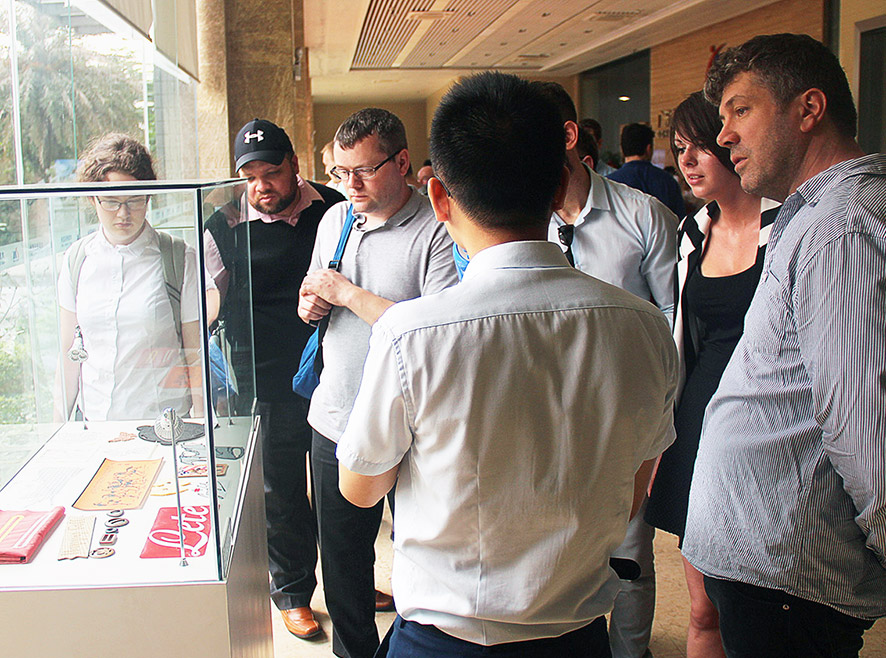 ��˾����Ӣ�������������Ǵ�ѧ��ѧ�����ж�ݸ�������ز�Ʒչʾ��