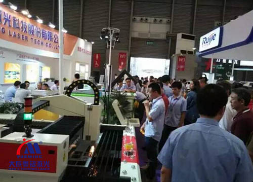 ob电竞人山人海的现场-上海广告展