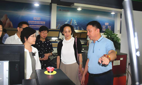 中国轻工业联合会副会长&middot;中国缝制机械协会理事长何烨一行莅临我司视察指导事情