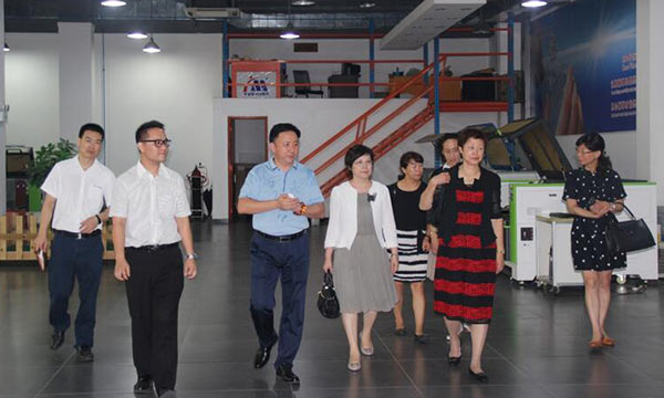 中国轻工业联合会、中国缝制机械协会向导一行莅临我司视察指导事情