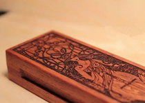 开学第三课，，，，，，，文具盒与木盒激光镌刻机一拍即合